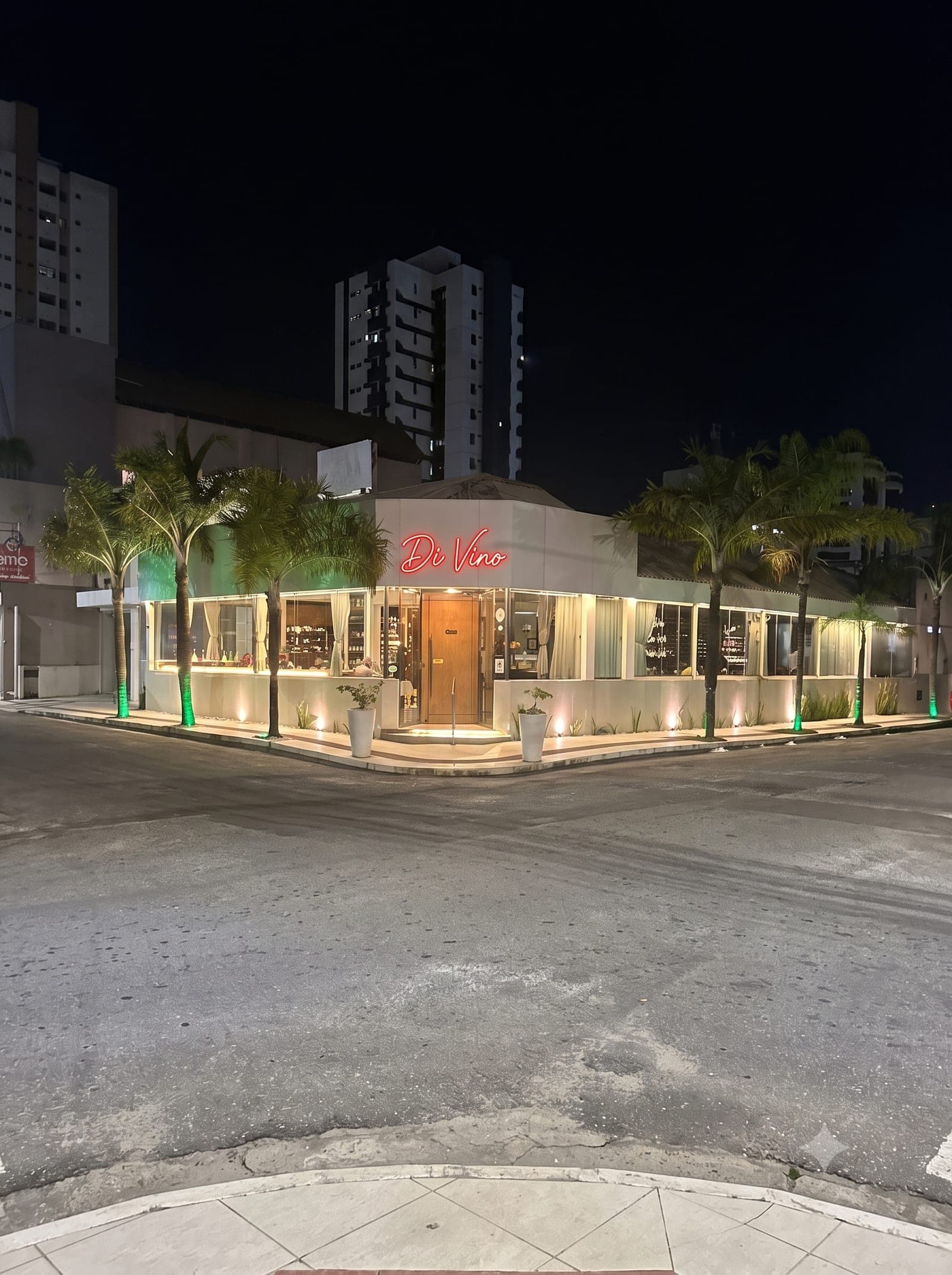 Fachada do Di Vino Vinho & Gourmet à noite